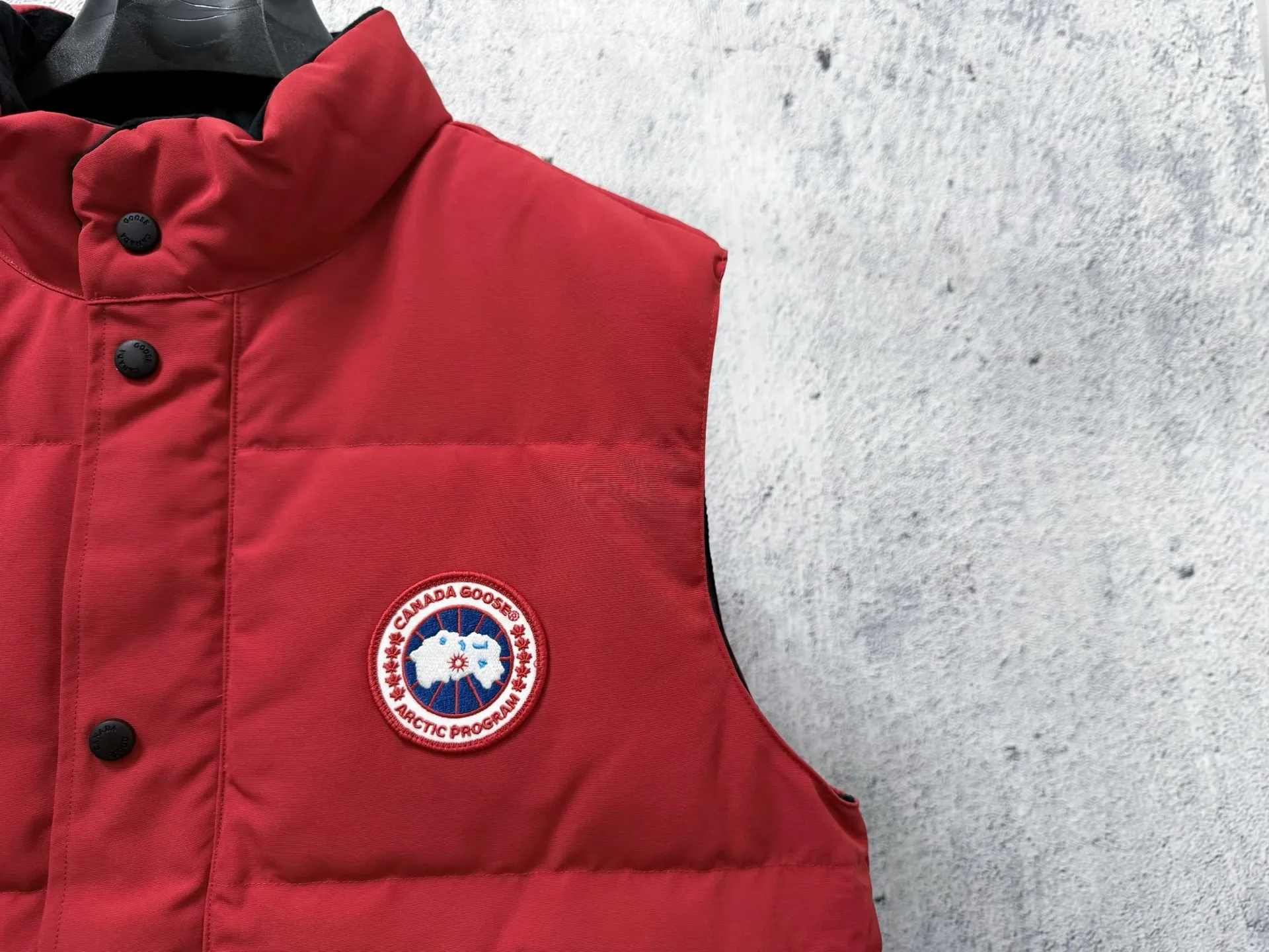 【Canada Goose】Canada Goose #Freestyle Crew 4154M Men’s and Women’s Vest Down# ➖ Imported Behringer embroidery machine and customized 10,000-needle embroidery logo! ➖ Imported 21-count polyester-cotton blended original fabric, using Feather-Light 10D waterproof coating fabric, made of 84.5% polyester fiber and 15.5% cotton, 100% the best feel in the entire network! ➖ The official website of Authentic synchronizes the national standard 80 white duck down, and will never mislead by false claims such as 90 down or goose down! ➖ 100% nylon nylon lining with double double-layer sealing design to prevent velvet from running away. Top-grade polar fleece is used in the collar and pockets to keep warm and comfortable! ➖ Yoshida YKK provides original custom-made electroplated sliders. YKK two-way lockable zippers are tight and smooth and will not peel off paint! ➖ 3M composite original Velcro is durable, and all accessories and hardware are disassembled and customized! ⛔No slander, no exaggeration, no need for too much copywriting, because it is focused, it is professional! SIZE: XS S M L XL XXL